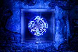 Brigitte Kowanz, Immersion, 2017, Neon, Spiegel / Neon, mirror, 80 x 80 x 19 cm. Foto: Frank Vinken 